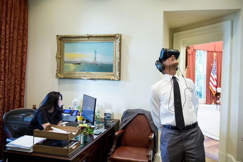 [Kính thực tế ảo]                       Obama dùng kính VR thành đề tài chế ảnh trên mạng                                     708